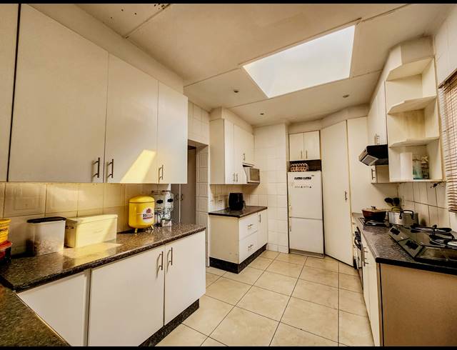4 BEDROOM HOUSE FOR SALE IN CONSTANTIA KLOOF